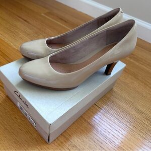 Clarks Pump, Sand / Beige / Nude Patent Leather, Size 8.5 Wide